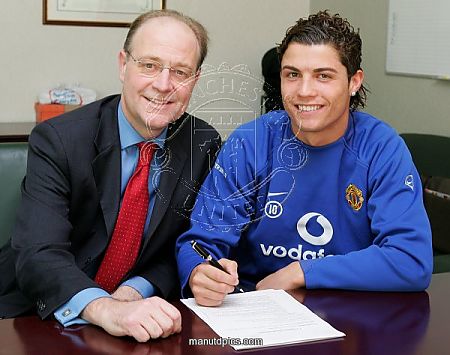 Ronaldo Signing Contract